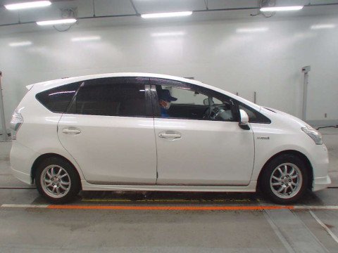 2013 Toyota Prius alpha ZVW41W[2]