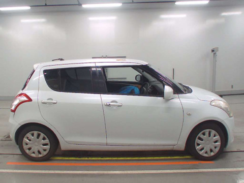 2010 Suzuki Swift ZC72S[2]