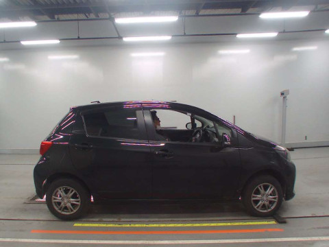 2015 Toyota Vitz NSP135[2]