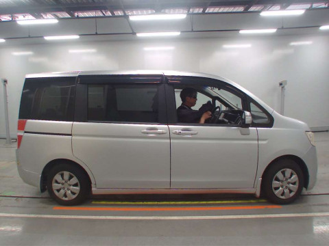 2010 Honda Step WGN RK1[2]