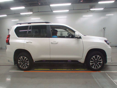 2023 Toyota Land Cruiser Prado TRJ150W[2]