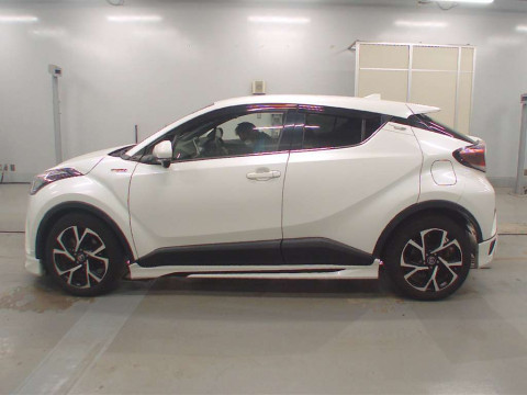 2017 Toyota C-HR ZYX10[2]