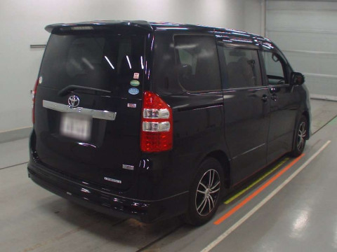 2013 Toyota Noah ZRR70W[1]