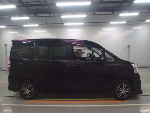 2013 Toyota Noah ZRR70W[2]