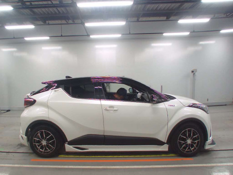 2017 Toyota C-HR ZYX10[2]