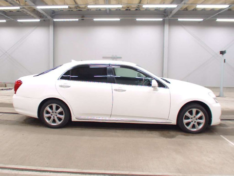 2011 Toyota Crown Majesta UZS207[2]