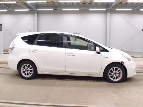 2012 Toyota Prius alpha ZVW40W[2]