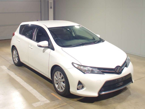 2013 Toyota Auris ZRE186H[1]