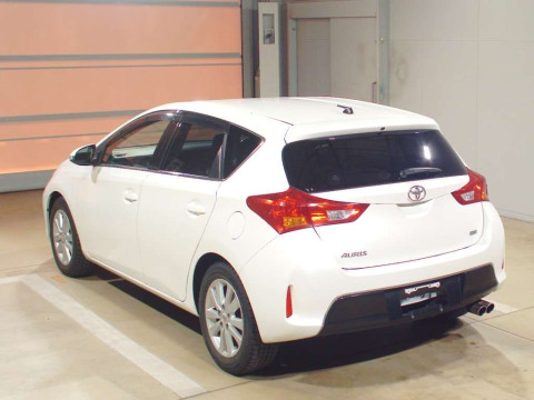 2013 Toyota Auris ZRE186H[2]