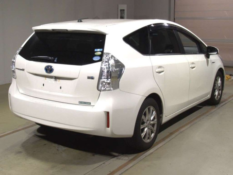 2011 Toyota Prius alpha ZVW41W[1]