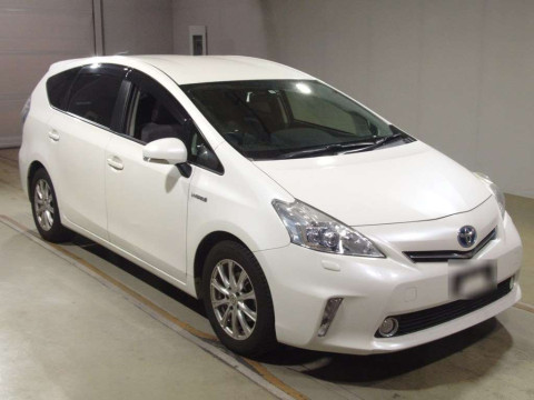 2011 Toyota Prius alpha ZVW41W[2]