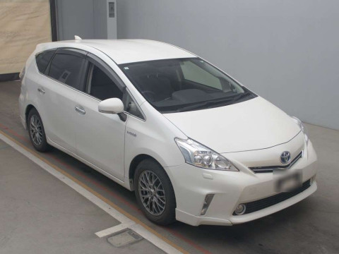 2015 Toyota Prius alpha ZVW41W[2]