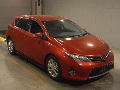 2013 Toyota Auris NZE181H[2]