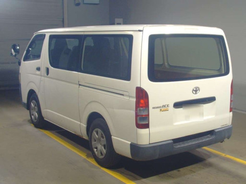 2005 Toyota Regiusace Van TRH200V[1]