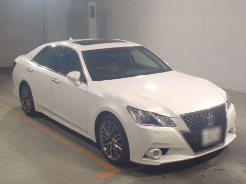 2013 Toyota Crown GRS214[2]