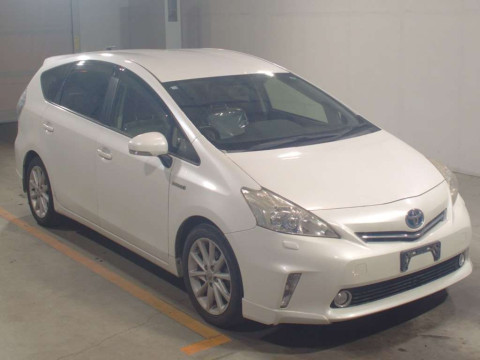 2012 Toyota Prius alpha ZVW41W[2]