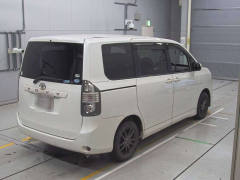 2010 Toyota Voxy ZRR70G[1]