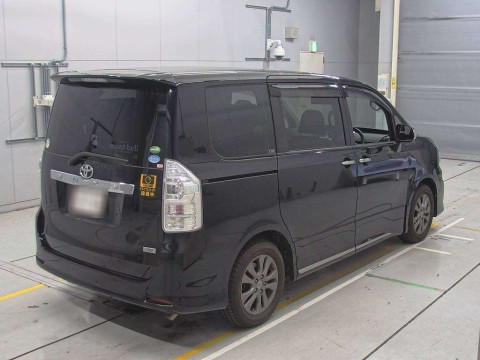 2013 Toyota Voxy ZRR70W[1]