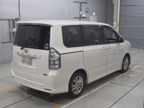 2012 Toyota Voxy ZRR70W[1]