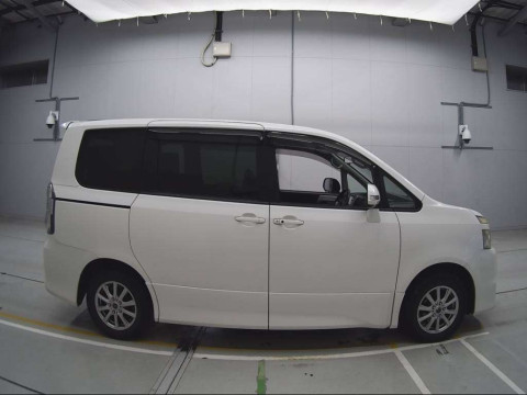 2009 Toyota Voxy ZRR70W[2]