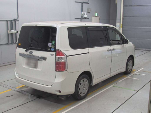 2010 Toyota Noah ZRR70G[1]