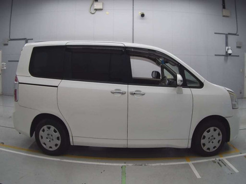 2010 Toyota Noah ZRR70G[2]