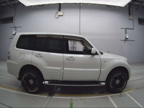 2013 Mitsubishi Pajero V98W[2]