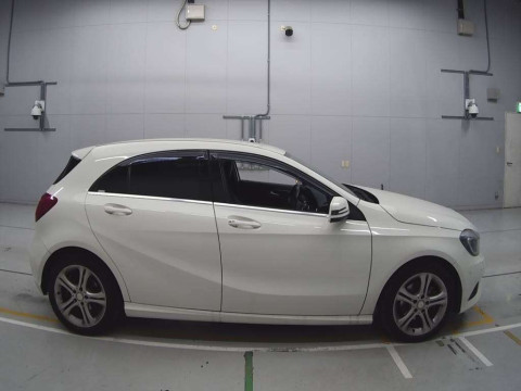 2013 Mercedes Benz A-Class 176042[2]