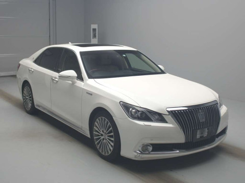 2014 Toyota Crown Majesta GWS214[2]