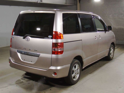 2004 Toyota Noah AZR65G[1]