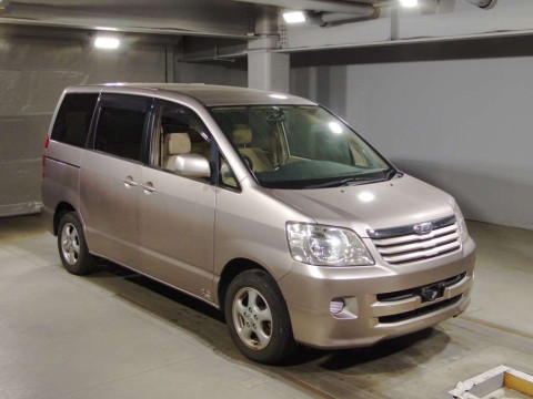 2004 Toyota Noah AZR65G[2]