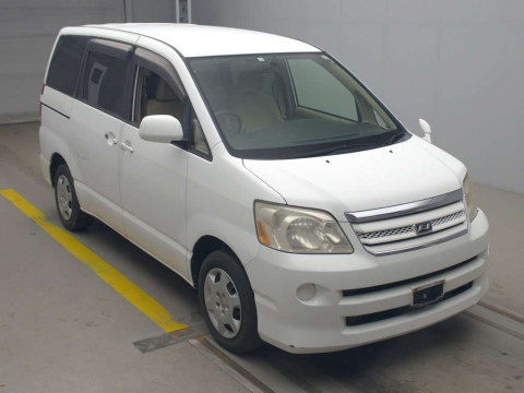 2006 Toyota Noah AZR60G[2]