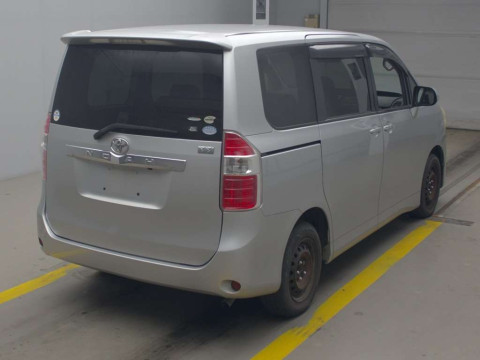 2010 Toyota Noah ZRR70G[1]