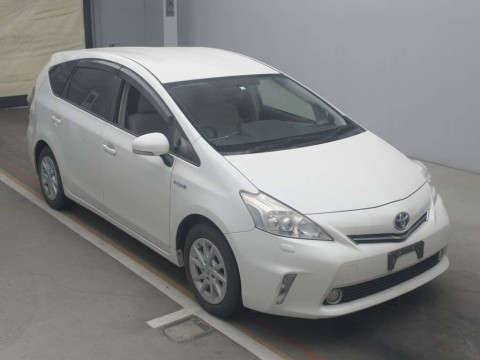 2013 Toyota Prius alpha ZVW41W[2]