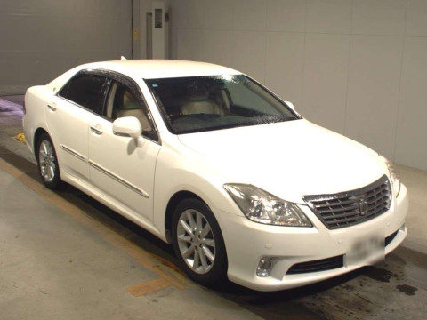 2010 Toyota Crown GRS202[2]