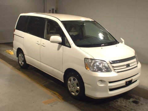 2006 Toyota Noah AZR60G[2]