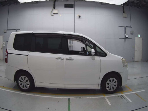 2012 Toyota Noah ZRR70G[2]