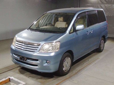 2004 Toyota Noah AZR60G[0]