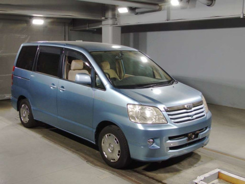 2004 Toyota Noah AZR60G[1]