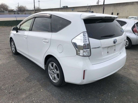 2013 Toyota Prius alpha ZVW41W[1]