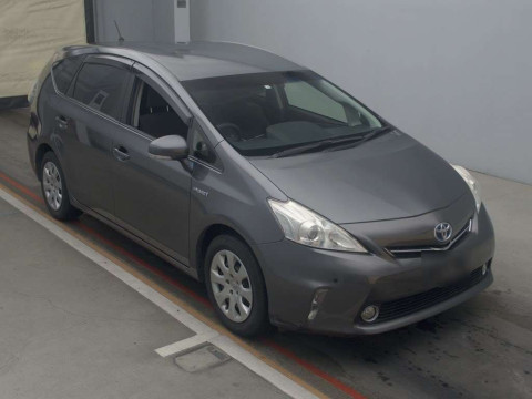 2012 Toyota Prius alpha ZVW41W[2]