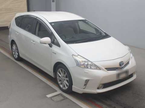 2013 Toyota Prius alpha ZVW41W[2]