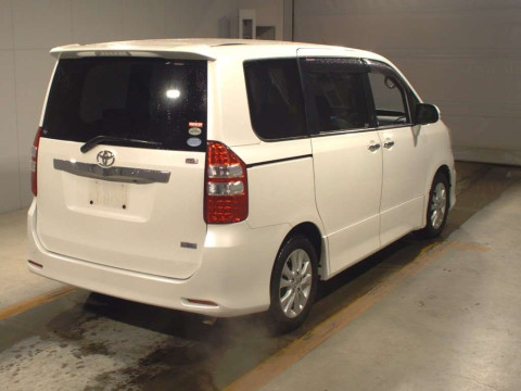 2011 Toyota Noah ZRR70W[1]