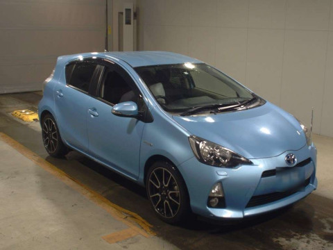 2014 Toyota Aqua NHP10[2]