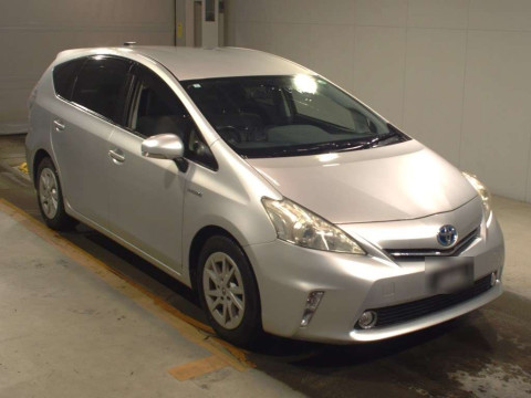 2013 Toyota Prius alpha ZVW41W[2]