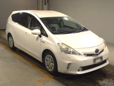 2012 Toyota Prius alpha ZVW41W[2]