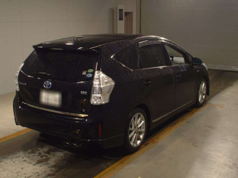 2013 Toyota Prius alpha ZVW41W[1]