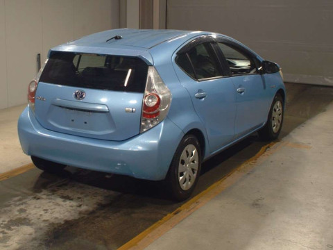 2012 Toyota Aqua NHP10[1]