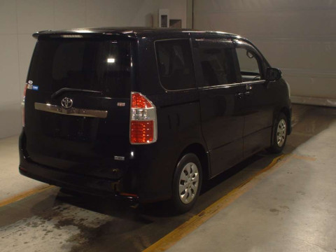 2010 Toyota Noah ZRR70W[1]