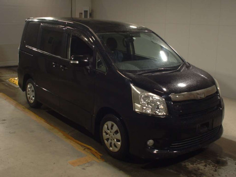 2010 Toyota Noah ZRR70W[2]